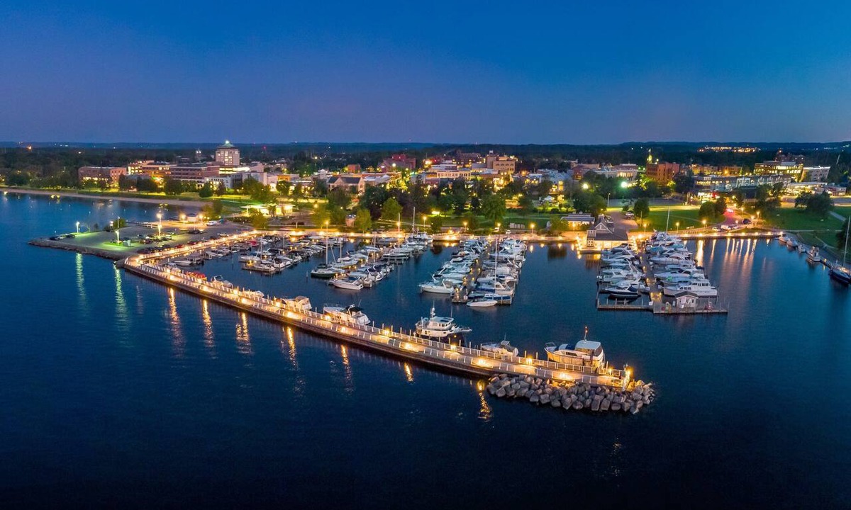 Traverse City Condo | 🌆 539 Bay St Downtown Lakeview Condo | 104E - Waterfront, Free Parking, Moments from festival grounds