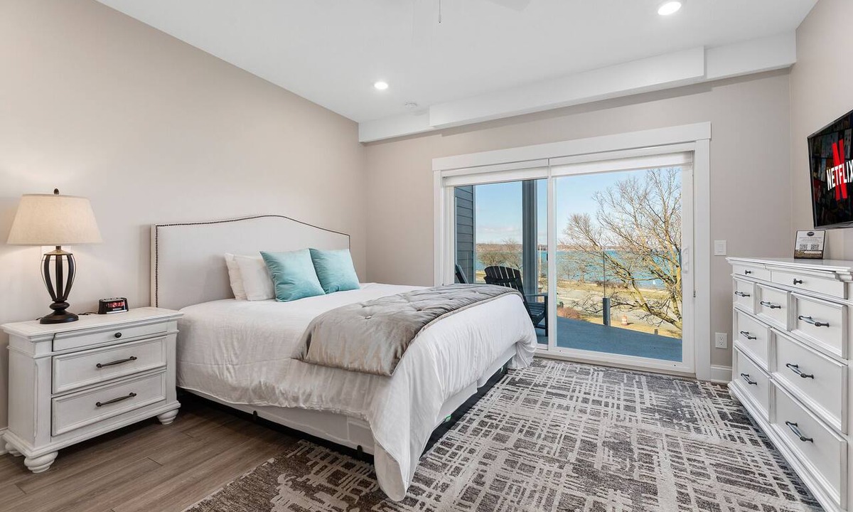 Traverse City Condo | 🌆 539 Bay St Downtown Lakeview Condo | 302W - Waterfront, Free Parking, Moments from festival grounds