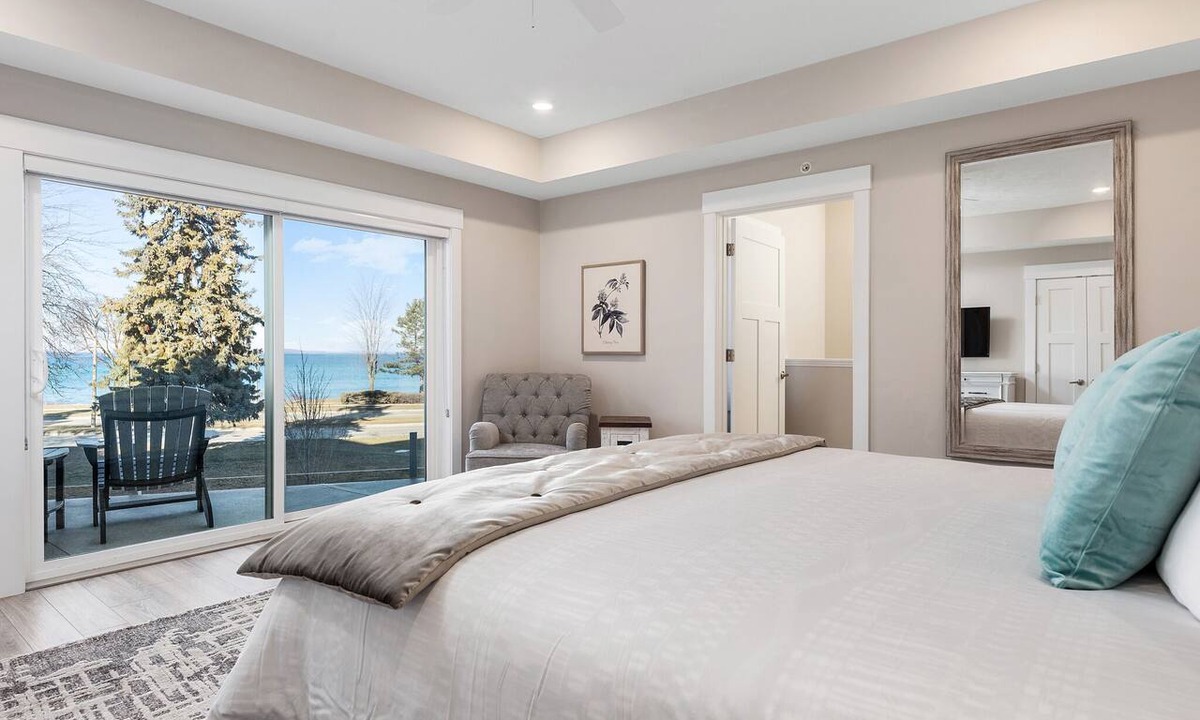 Traverse City Condo | 🌆 539 Bay St Downtown Lakeview Condo | 304E - Waterfront, Free Parking, Moments from festival grounds