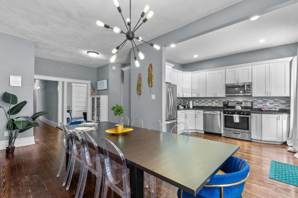 Shaw House | 5BR Family Home Near Missouri Botanical Garden | Parking in Back | Shaw STL