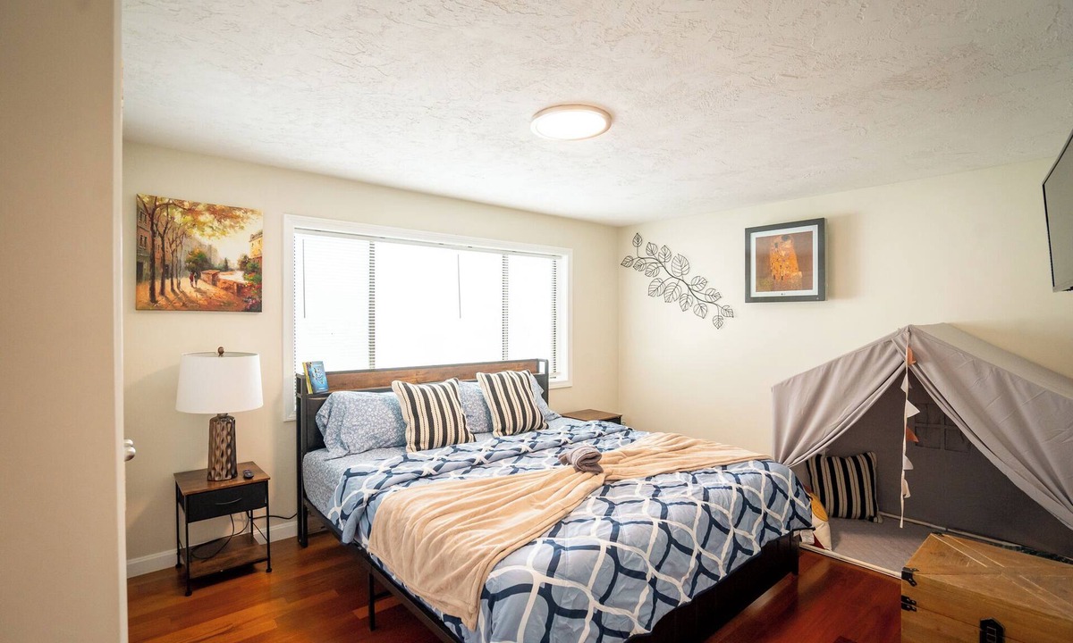 Medford Apartment | 5BR Medford House, Free Parking, Close to Stone Zoo & Boston - 597