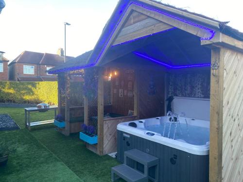 Fenham House | 6 Bed-Sleeps 12-Hot Tub-Free Parking-Pet Friendly
