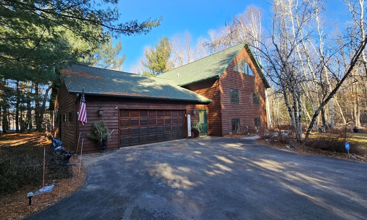 Hayward Cabin | 6 bedroom Lodge on Level Frontage, Tons of Games!