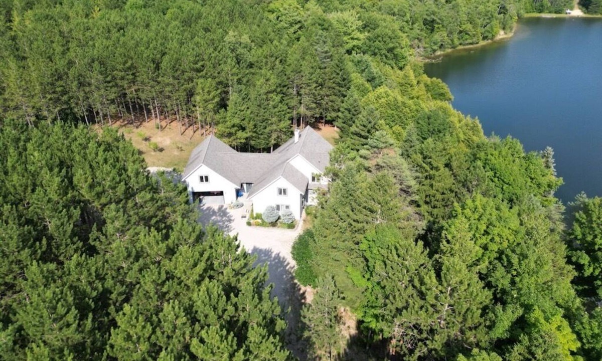 Maple City House | 62 acre Family Retreat with Private Lake and Walking Trails