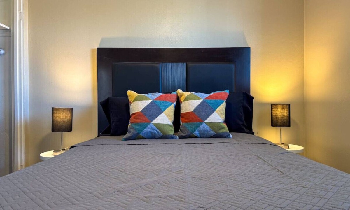 Mount Oliver House | 8 Large Apartments w/12 Bedrooms & Parking + WIFI