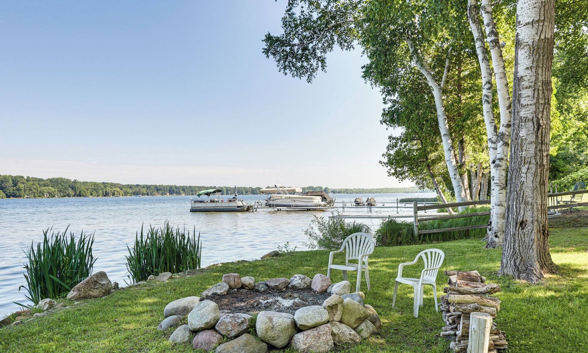 Grawn House | 8 Mi to State Park: Duck Lake Waterfront Home