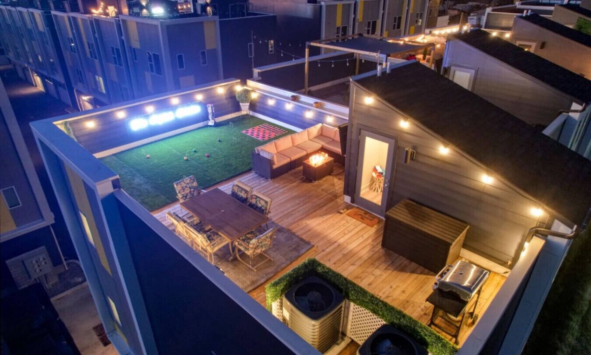 Talbot's Corner Villa | 800sqft Rooftop + Games Room | 4BR, 12 Beds | 10 Min to Broadway