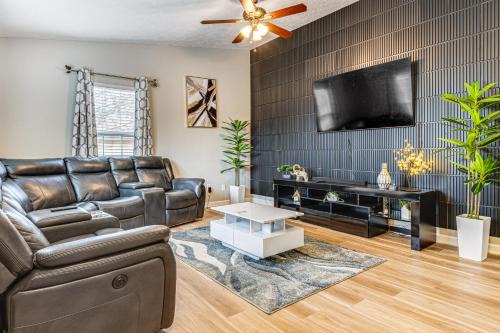 Wayne House | 9 Mi to Dtwn Indy: Suburban Group Retreat w/Yard