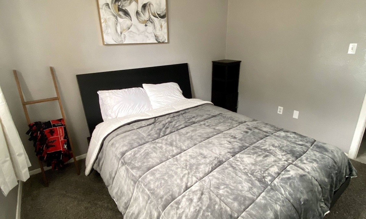 Amarillo House | A clean, cozy home in Amarillo with a large yard in quiet neighborhood.