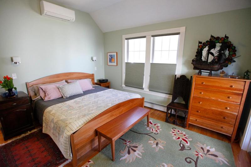 Newton Highlands House | A Village Bed and Breakfast
