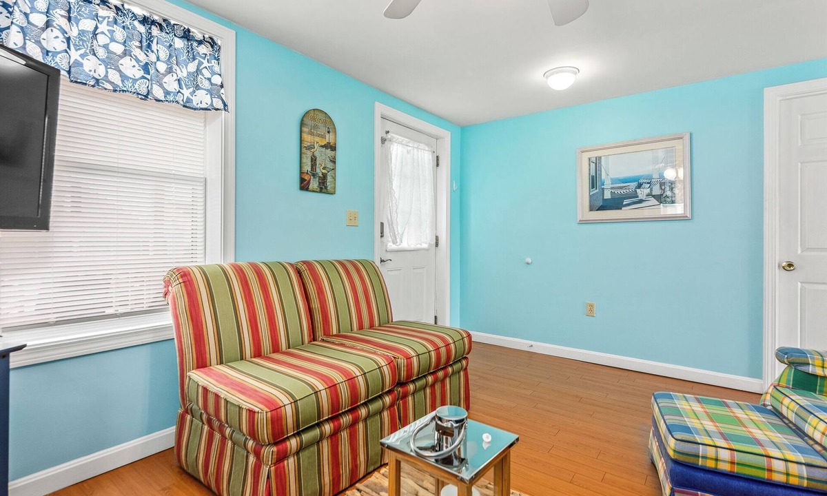Hampton Apartment | Adorable 2-bedroom apartment, walk to beach on quiet street!