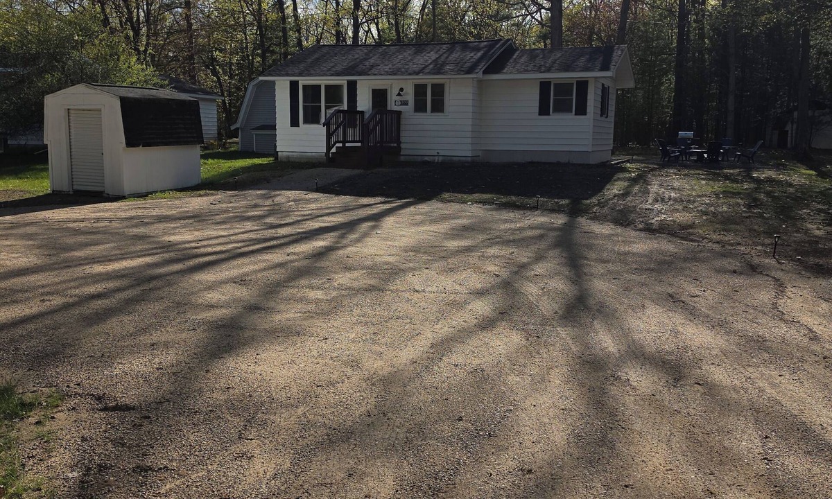 Higgins Lake Cabin | Adorable 2-bedroom cabin in Higgins Lake perfect for a getaway