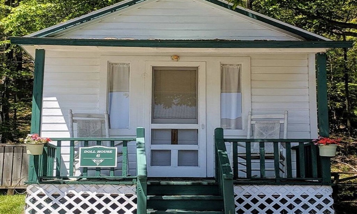 Onekama Cottage | Adorable dollhouse cottage