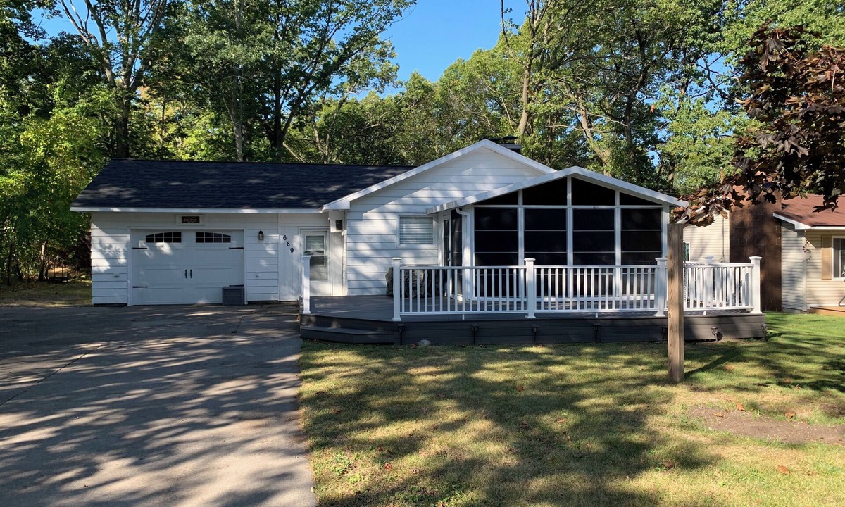 Silver Lake House | Adorable Lakehouse across from Dune Rides in SL 3 bdrm, A/C, sunroom, large deck