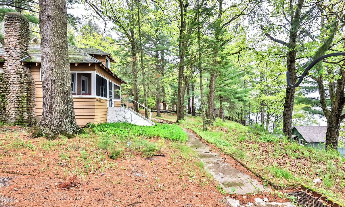 Lake Tomahawk Cabin | Adorable private home on the Minocqua Chain! Private dock and fireplace