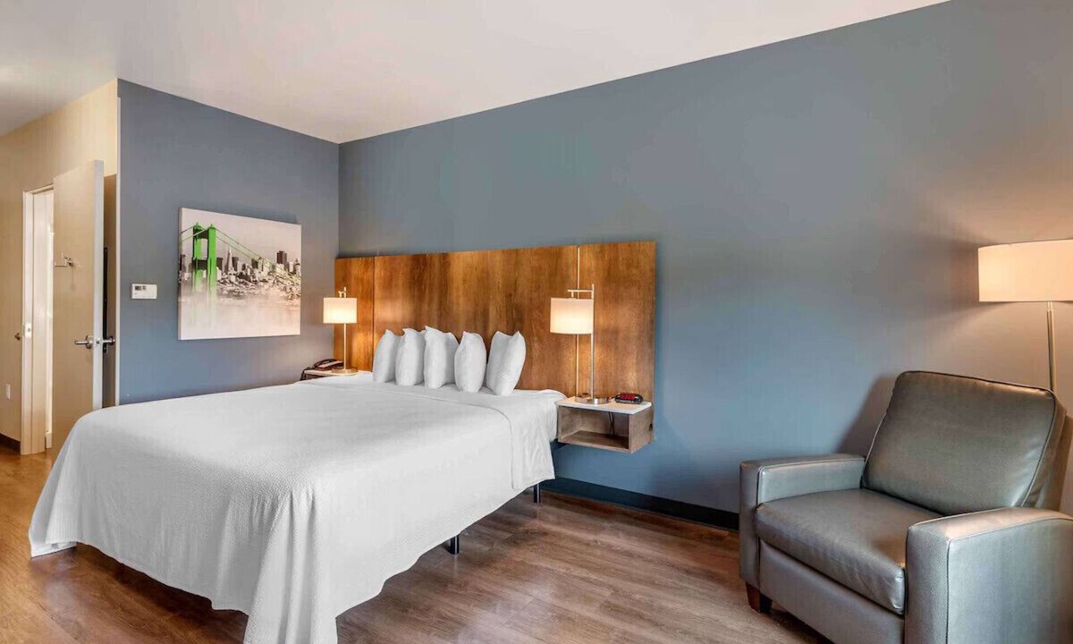 Southeast Colorado Springs Hotel | Adventure-Ready Queen Suite Free Breakfast & Gym