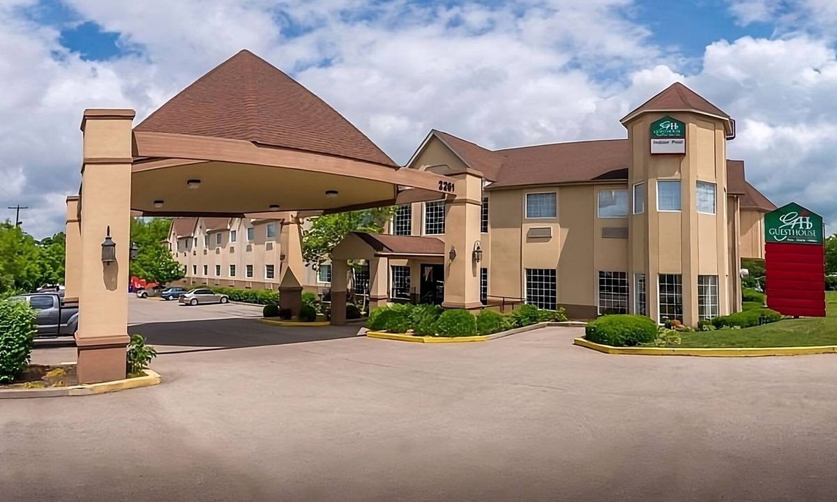 Lexington Hotel | Affordable Getaway! Free Parking, Free Breakfast, Near Castlewood Park