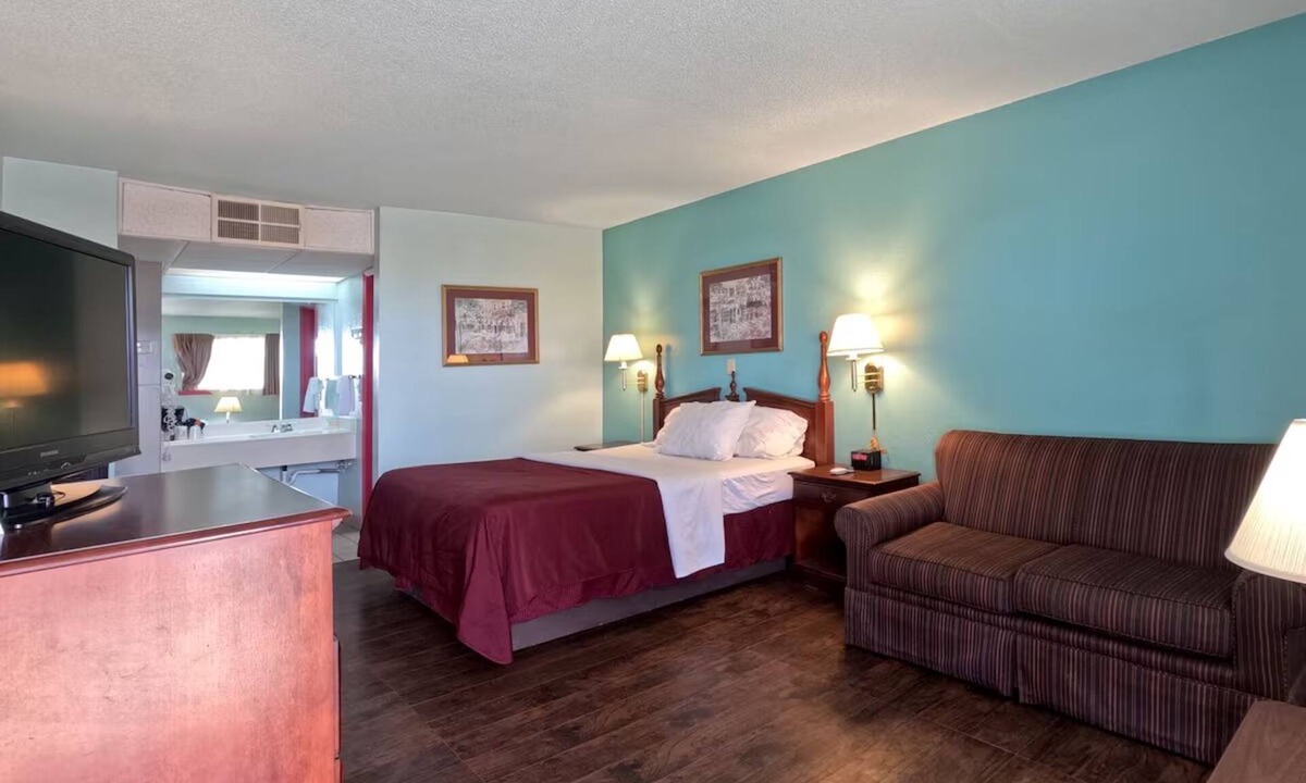 Vega Hotel | Affordable Room w/Free Breakfast & Parking + Easy I-40 Access in Vega, TX