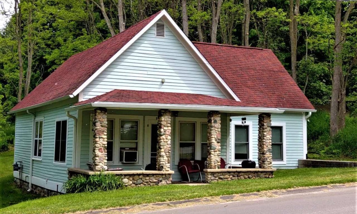 Alden House | Alden Cottage 3 night minimum and pet friendly!