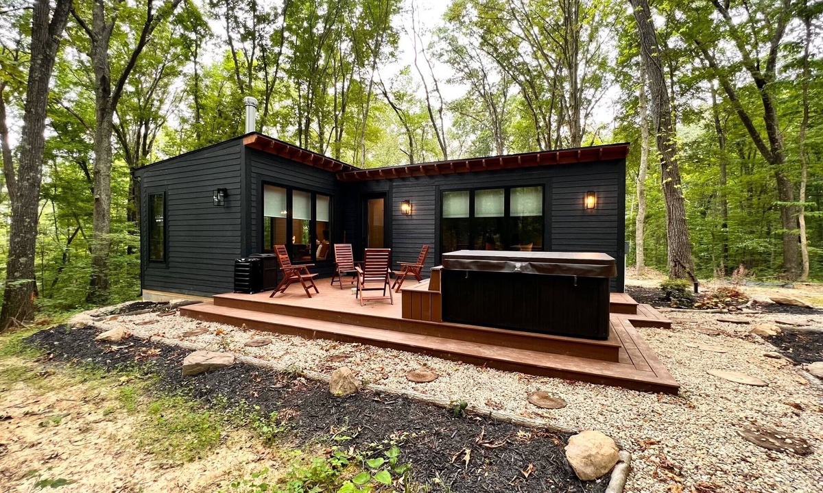 New Plymouth Cabin | Alpine Pass | Hocking Hills, Hot Tub, Wood Stove