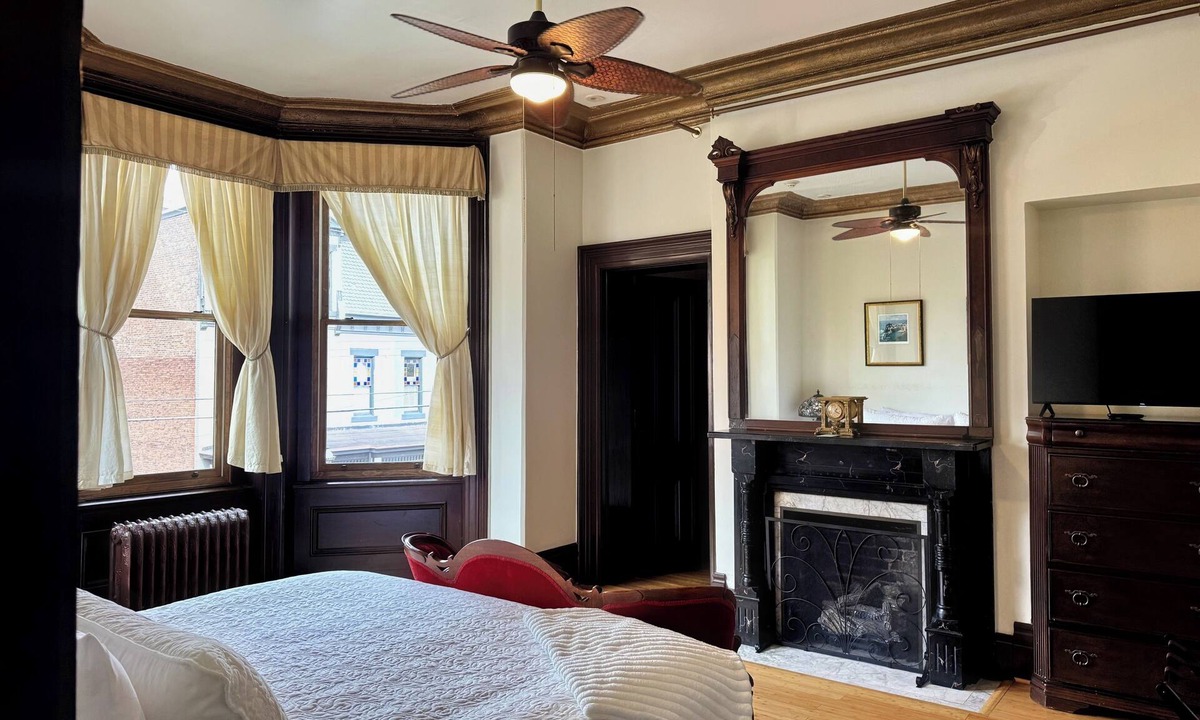 Allegheny-West Hotel | Amafli - Villagio Boutique Hotel ★WALK to STADIUM ★FREE PARKING