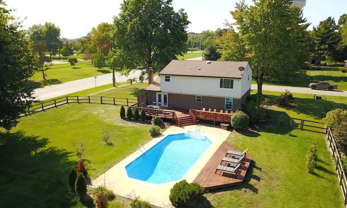 Roselawn Finance House | Amazing Pool & Walk to the Park