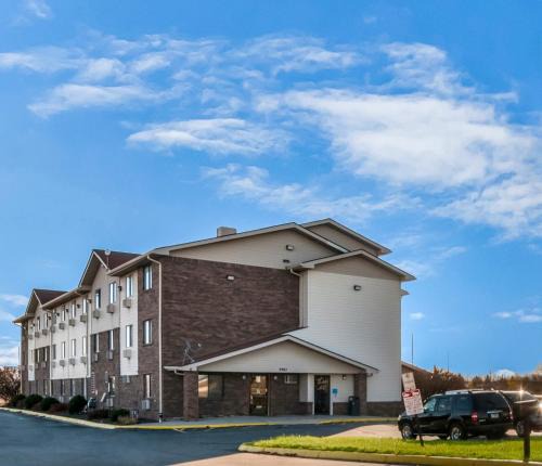 Romulus Hotel | American Inn & Suites Metro Airport