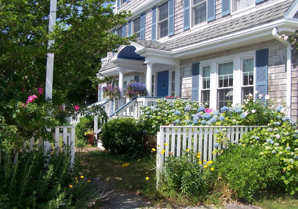Dennis Port Hotel | An English Garden