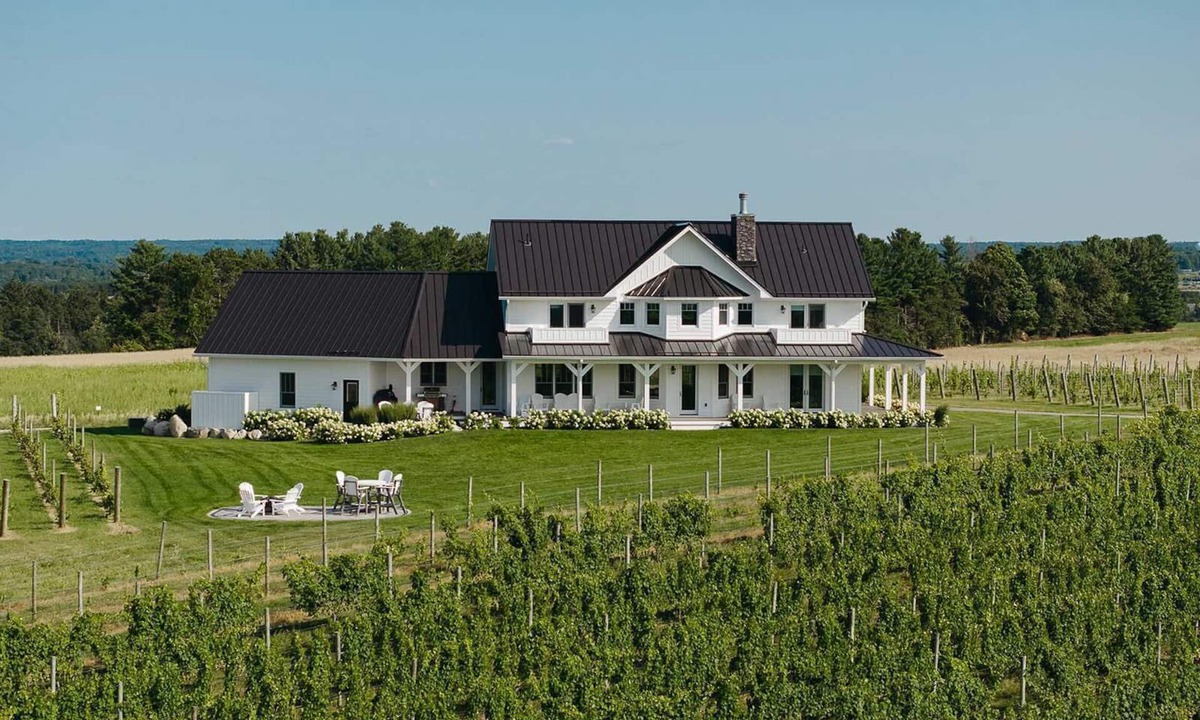 Williamsburg House | Ann Riley Farmhouse - Country Setting By The Horse Show