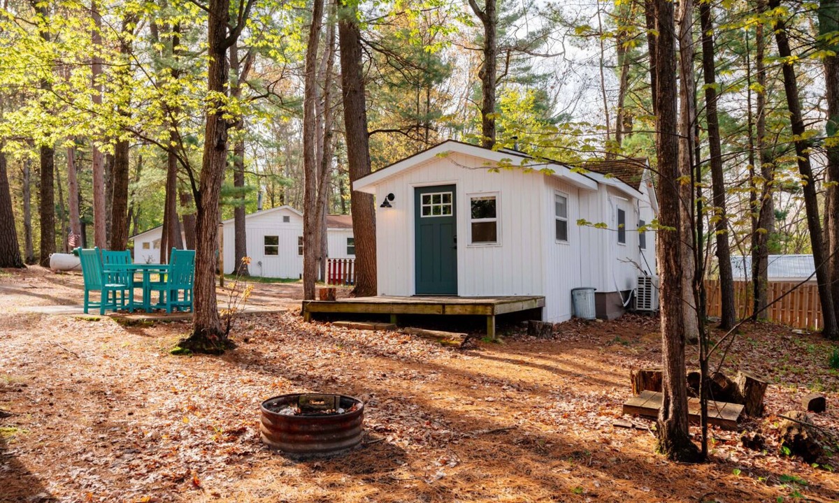 Mayfield Cottage | Arbutus Lake Cozy Cabin-Pontoon Rentals Available