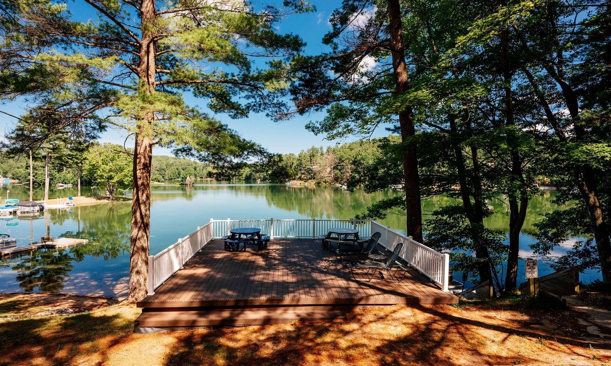 Mayfield Cottage | Arbutus Lake - Lakeview King Suite - Pines - Pets OK