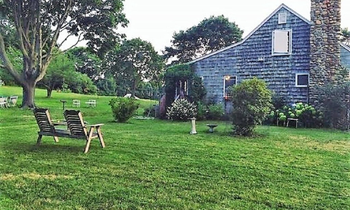 Northville House | Art filled house 3.5 acre. 1 min from beach RP-26-112