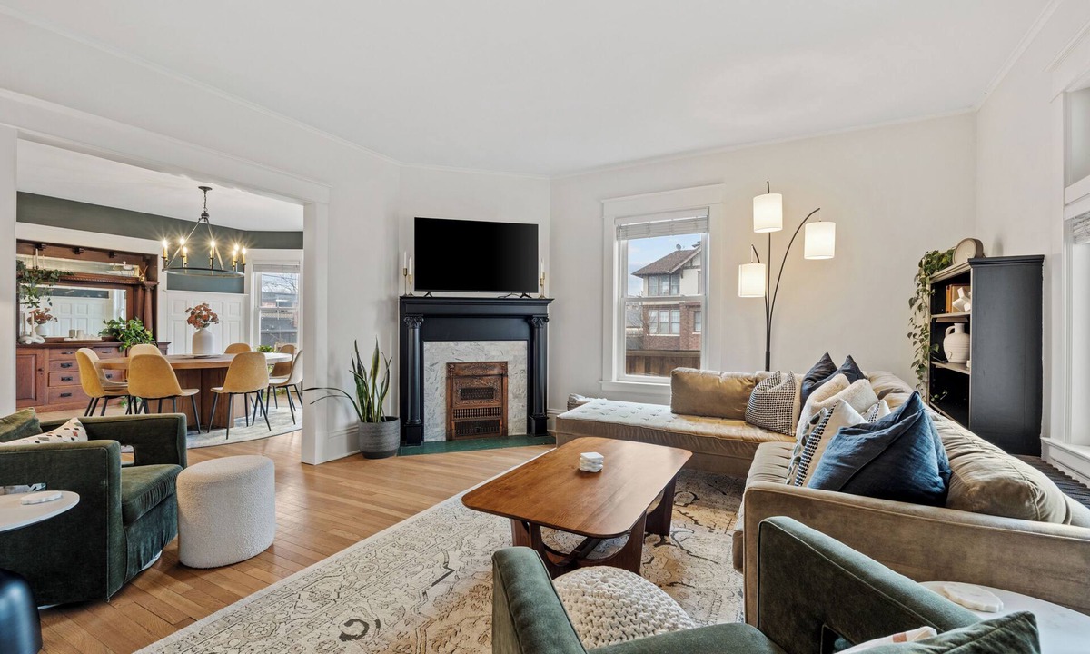 Summit Hill House | Awesome 4-bedroom house in Saint Paul off Grand-walk to everything!