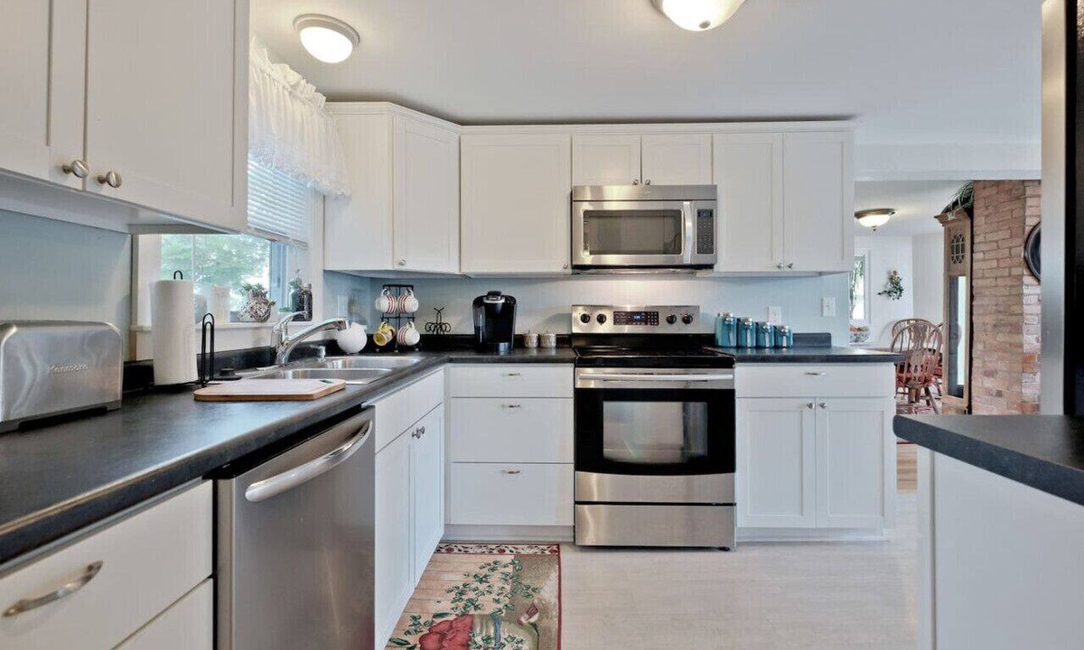 Back Cove Apartment | Back Cove - Large Sunny 2 Bedroom Condo