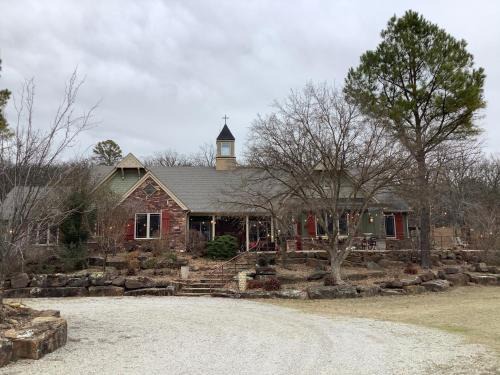 Bartlesville Bed & Breakfast | BarDew Valley Inn