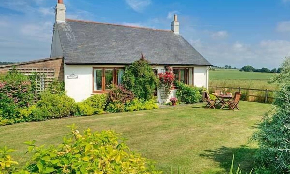 Berwick-upon-Tweed Cottage | BARMOOR RIDGE, pet friendly, character holiday cottage in Lowick