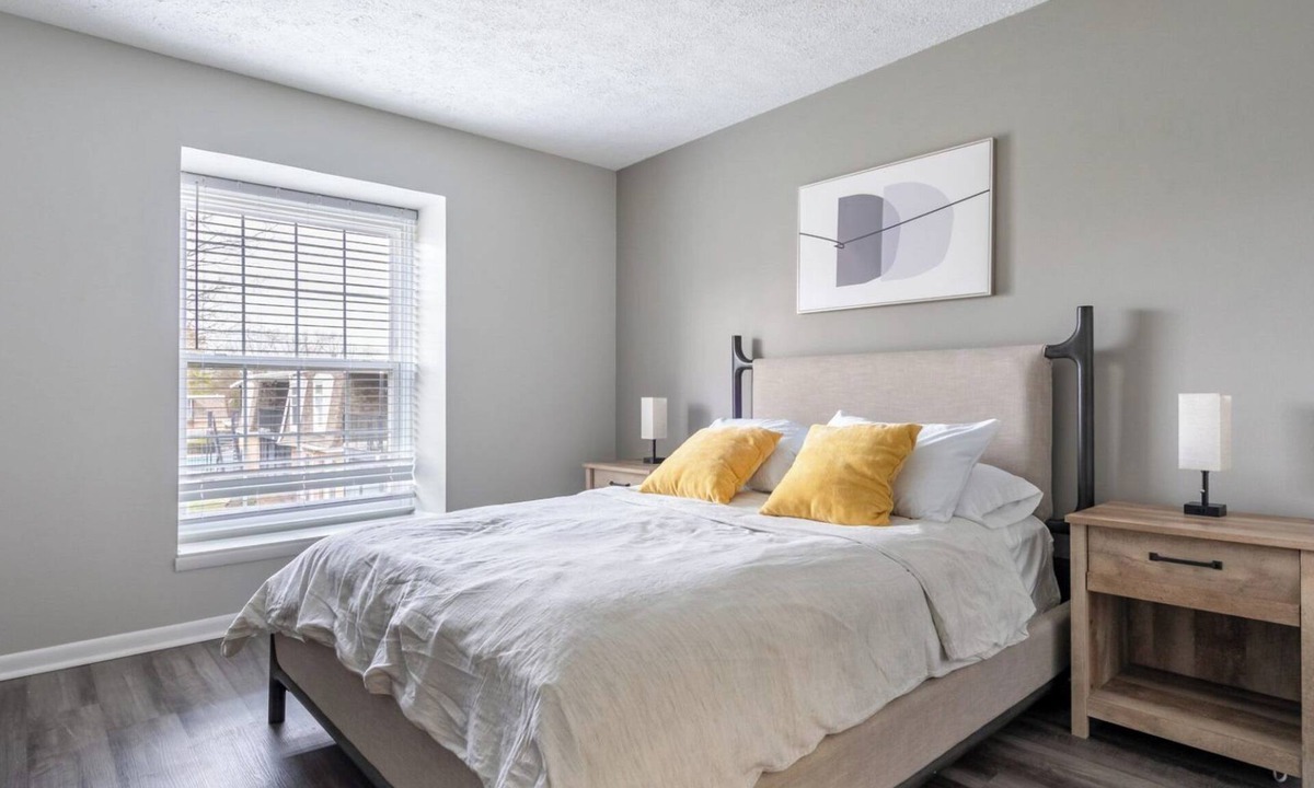 Indianapolis Apartment | Barsala l 1BD located near Glendale and just a short walk to Broad Ripple