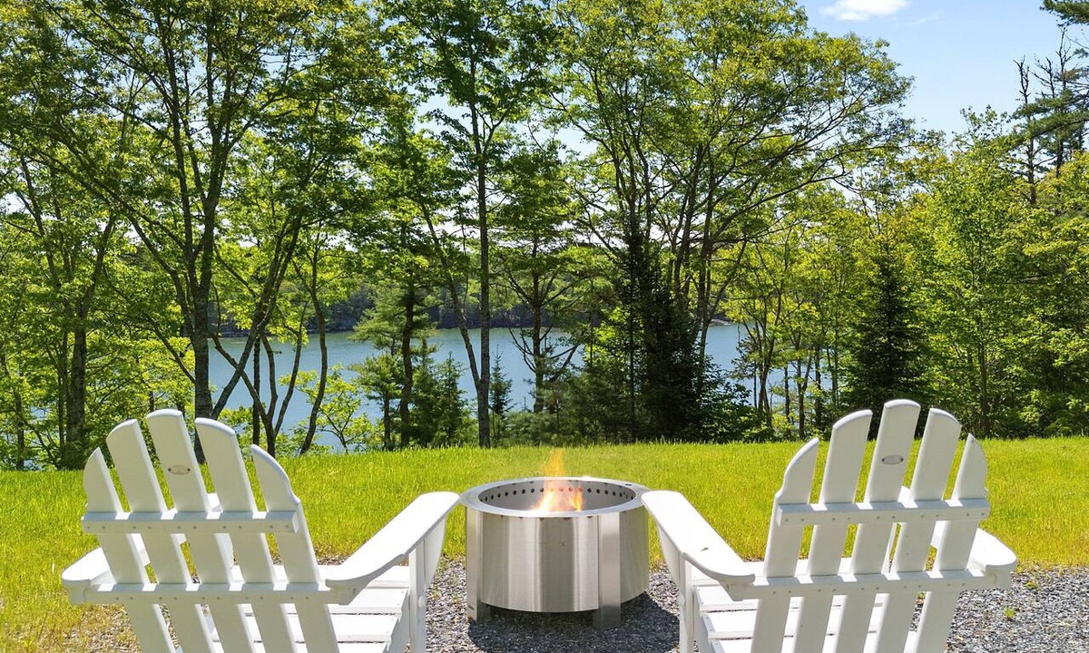Boothbay Cabin | Barter Island Escape- Charming coastal unit with deck, grill, fire pit, and jetted tub