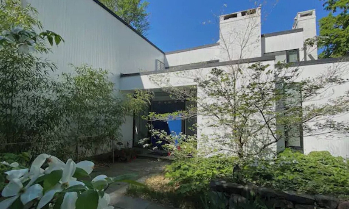 Bedford House | Bauhaus Retreat w Pool