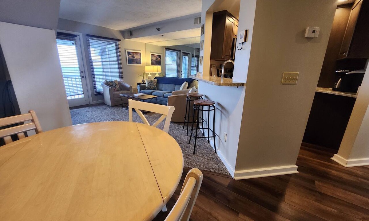 Traverse City Condo | Bay View, Private Balcony, Updated Bathrooms - North Shore Inn Condo 302
