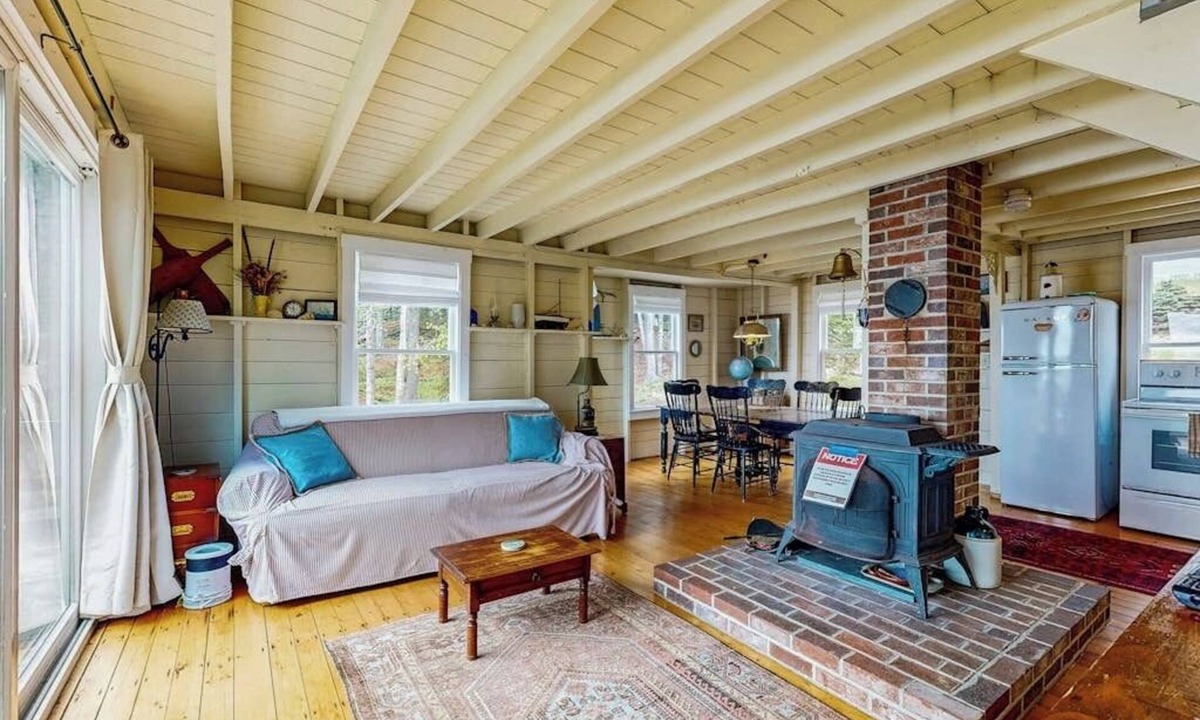 Boothbay Harbor Cabin | Bayfront cottage with fantastic views & minutes to downtown - Dog-friendly