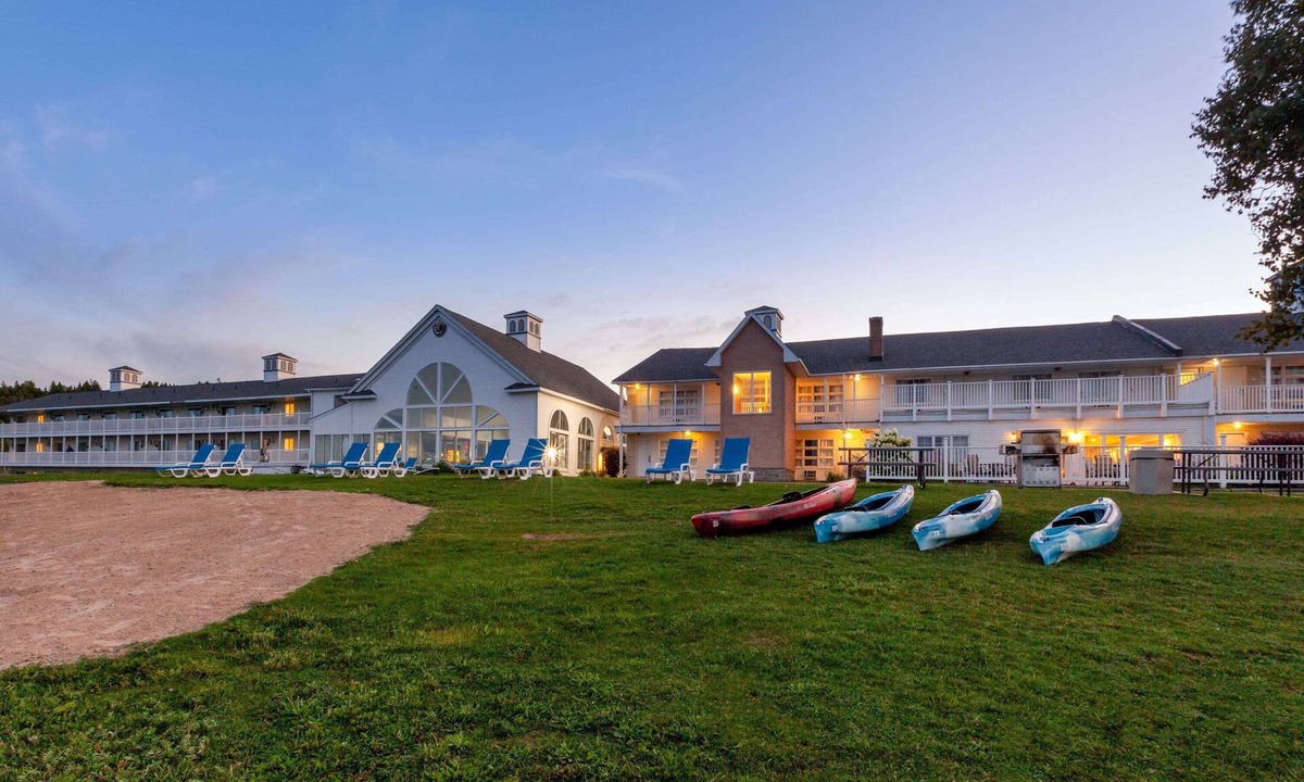 St Ignace Hotel | Baymont by Wyndham St. Ignace Lakefront