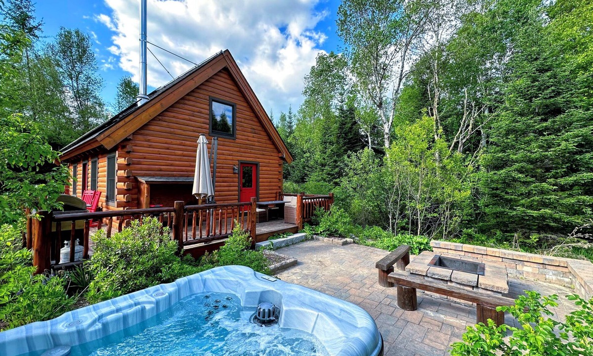 Carroll Cabin | BC Log cabin 1 mile from Mt Washington Hotel, beach, slope views! Hot tub, volleyball, trails!