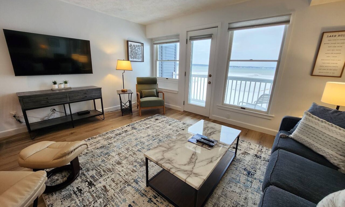 Traverse City Condo | Beach, Balcony, King Bed! - North Shore Inn Unit 203
