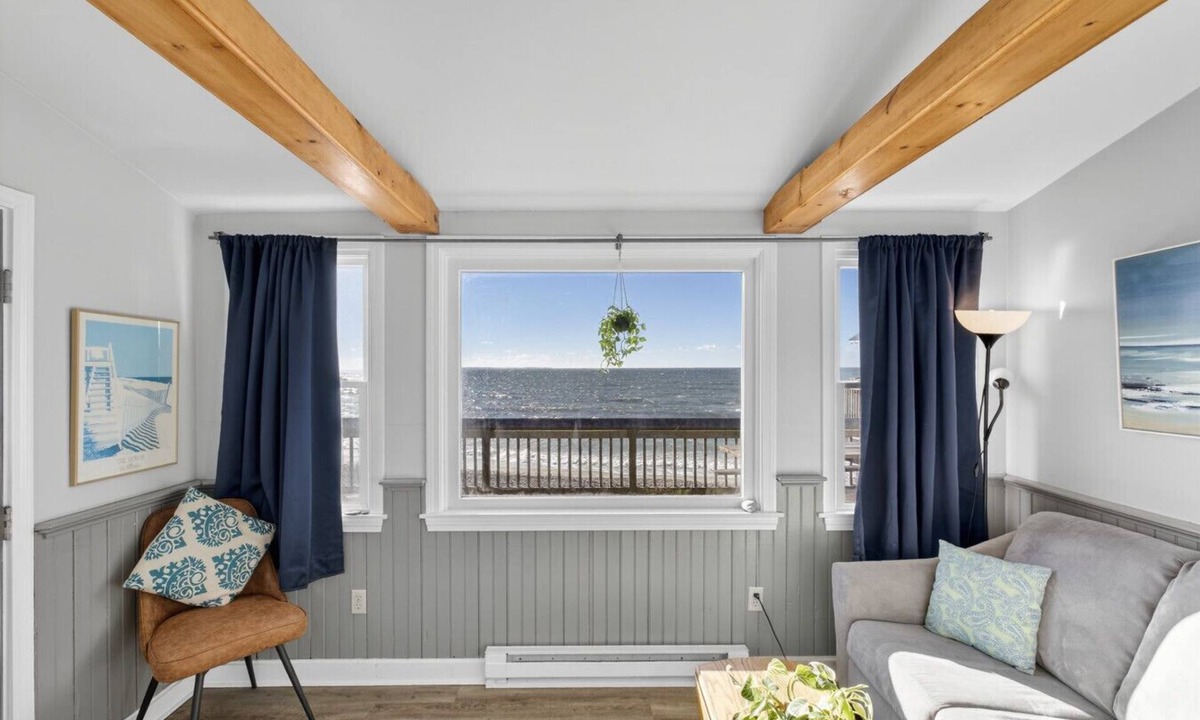 Matunuck House | Beach Front Sunrise Cottage