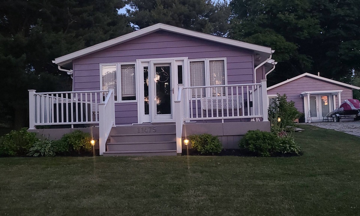 North East Cottage | Beach Guest House - just steps to Lake Erie