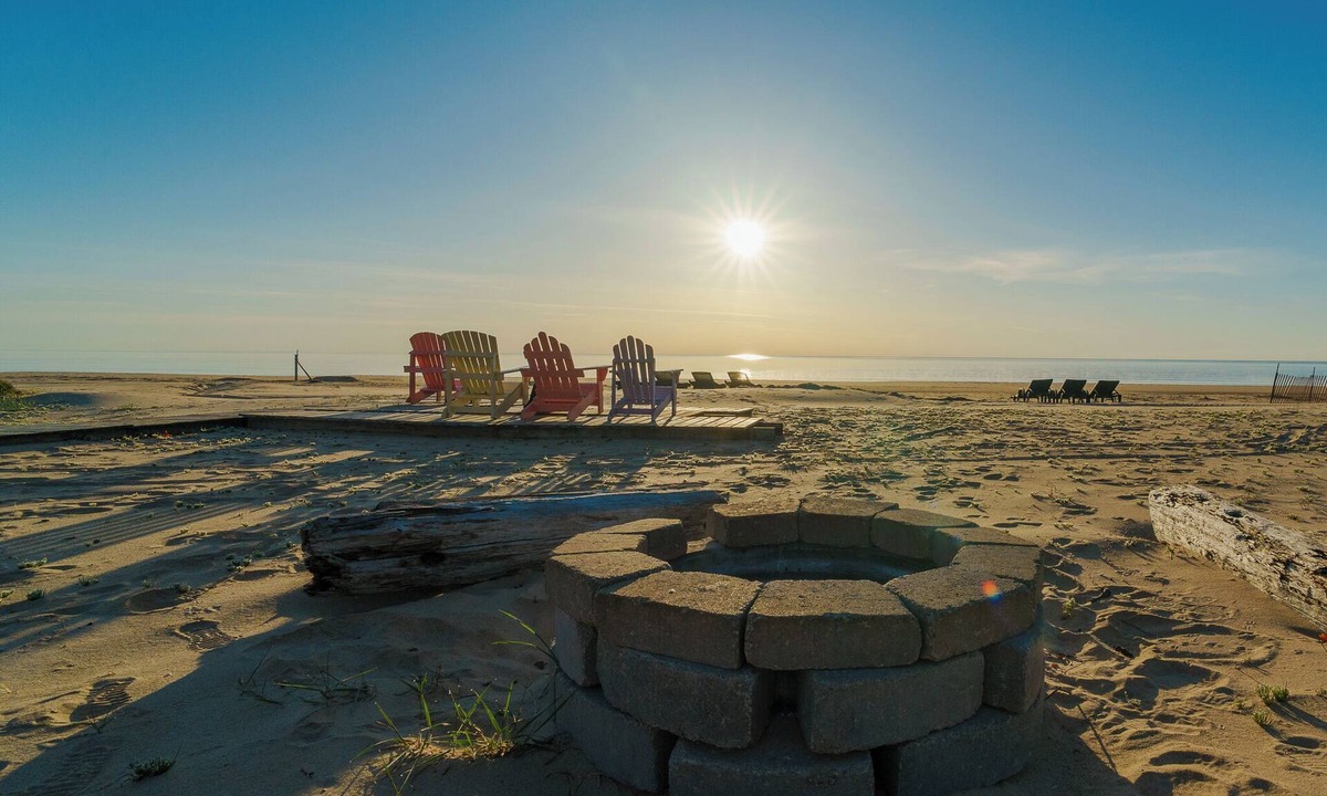 Oscoda Hotel | Beach Hotel Room · Havenwood Shores No. 12