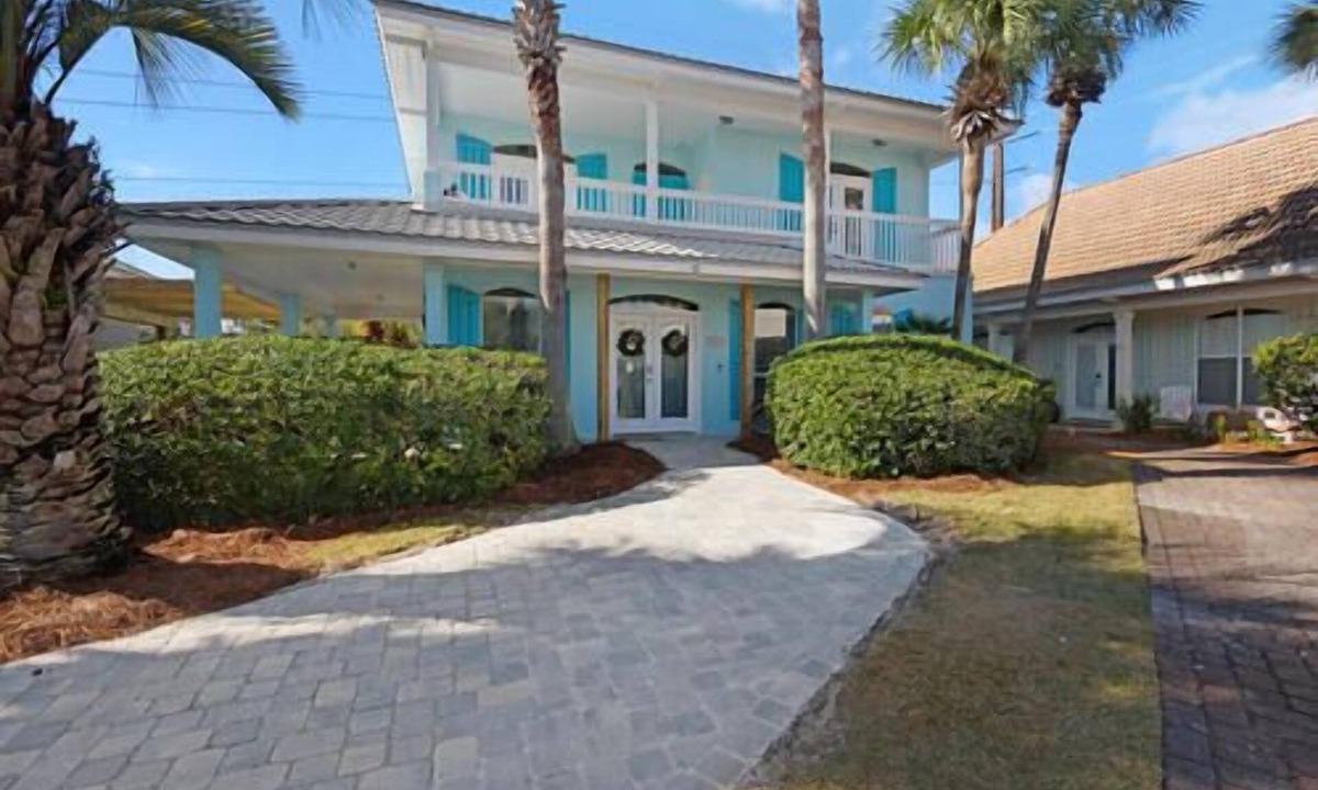 Fort Walton Beach - Destin Cottage | Beach House~Pet Friendly~Walk to Beach~Sleeps 10~Free Activity Passes