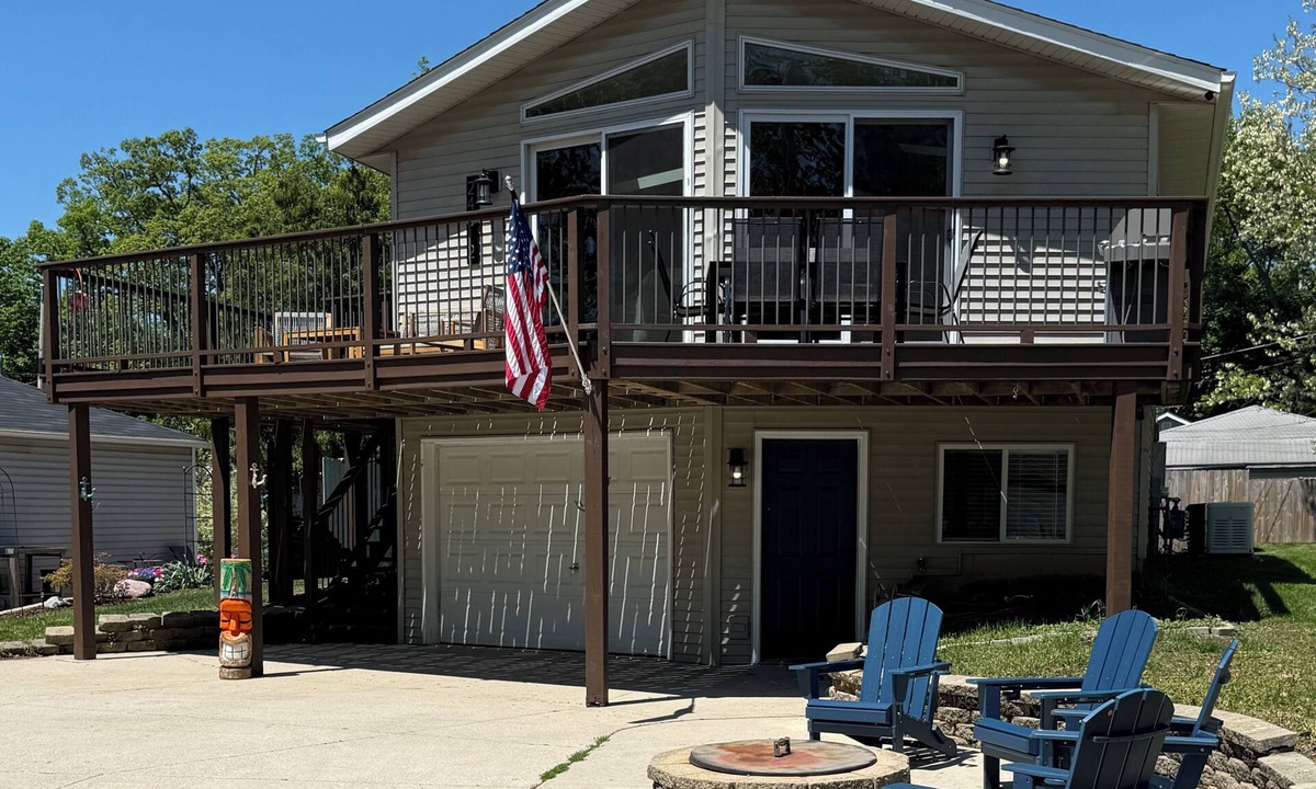 Paddock Lake House | Beach House w/Huge Deck Amazing Views! Kayaks, Swim, Fish! Golf Cart Rental!