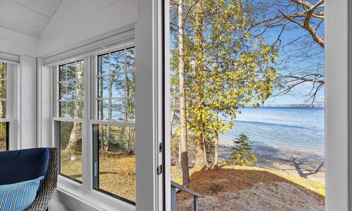 Surry House | Beachcomber Cottage-Oceanfront!